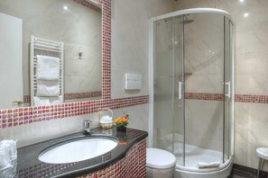 Douche, articles de toilette gratuits, sèche-cheveux