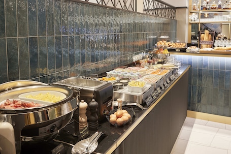 Desayuno buffet diario (EUR 20 por persona)