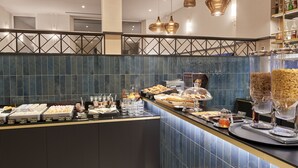 Een buffetgedeelte met diverse gerechten en drankjes.