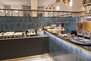 Desayuno buffet diario (EUR 20 por persona)