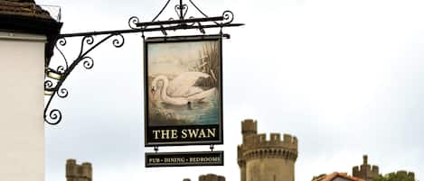Letrero del pub, restaurante y habitaciones 'The Swan', con una ilustración de un cisne.