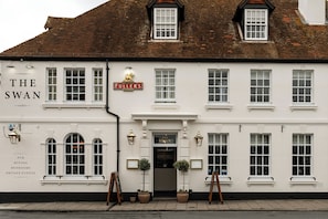 Exterior - The Swan (Arundel)