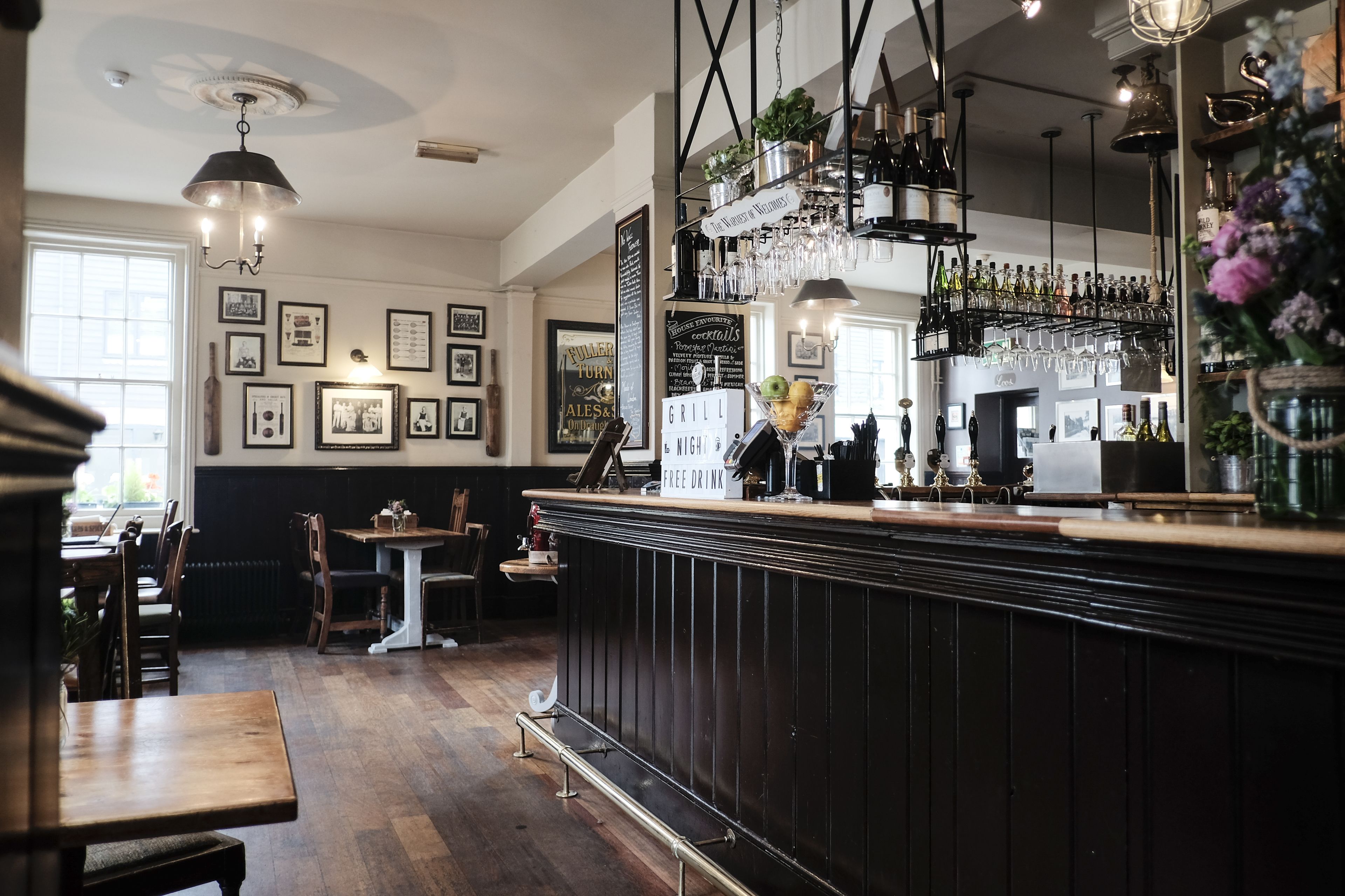 serves breakfast, lunch and dinner