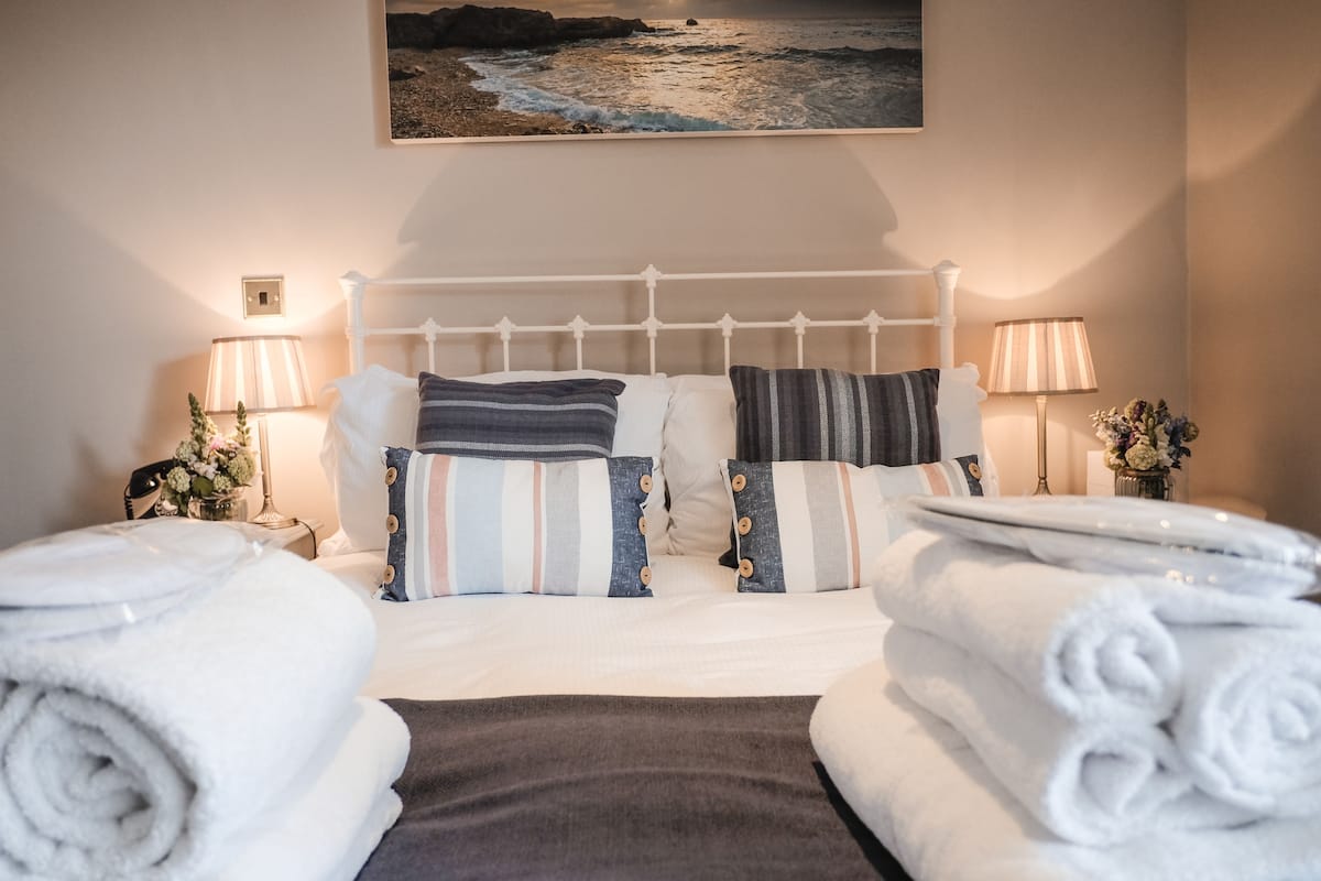 room (cosy) | 1 bedroom, premium bedding, individually decorated, iron/ironing board