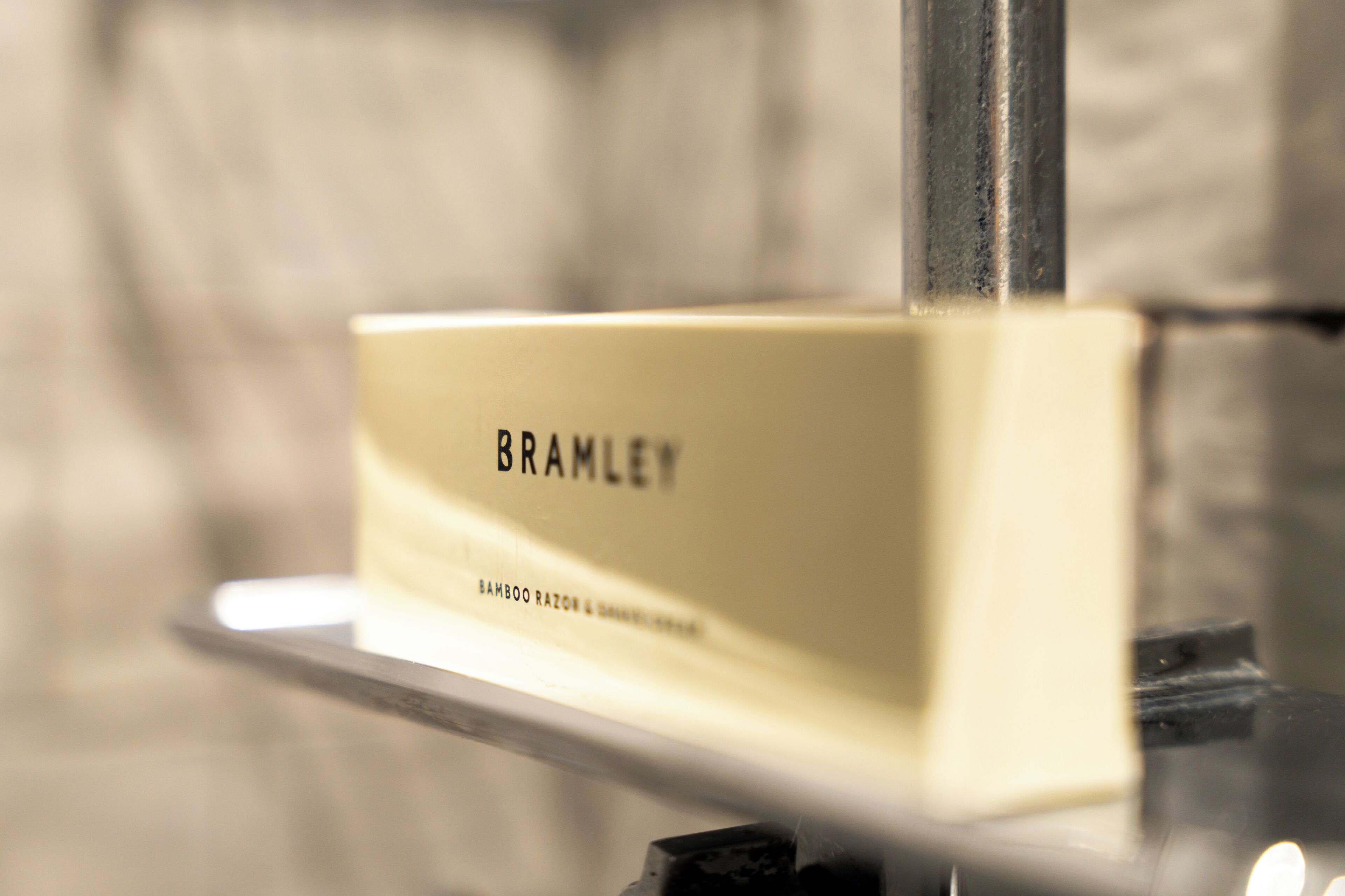 Primer plano de una placa con la palabra 'BRAMLEY' escrita.