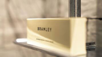 Primer plano de una placa con la palabra 'BRAMLEY' escrita.