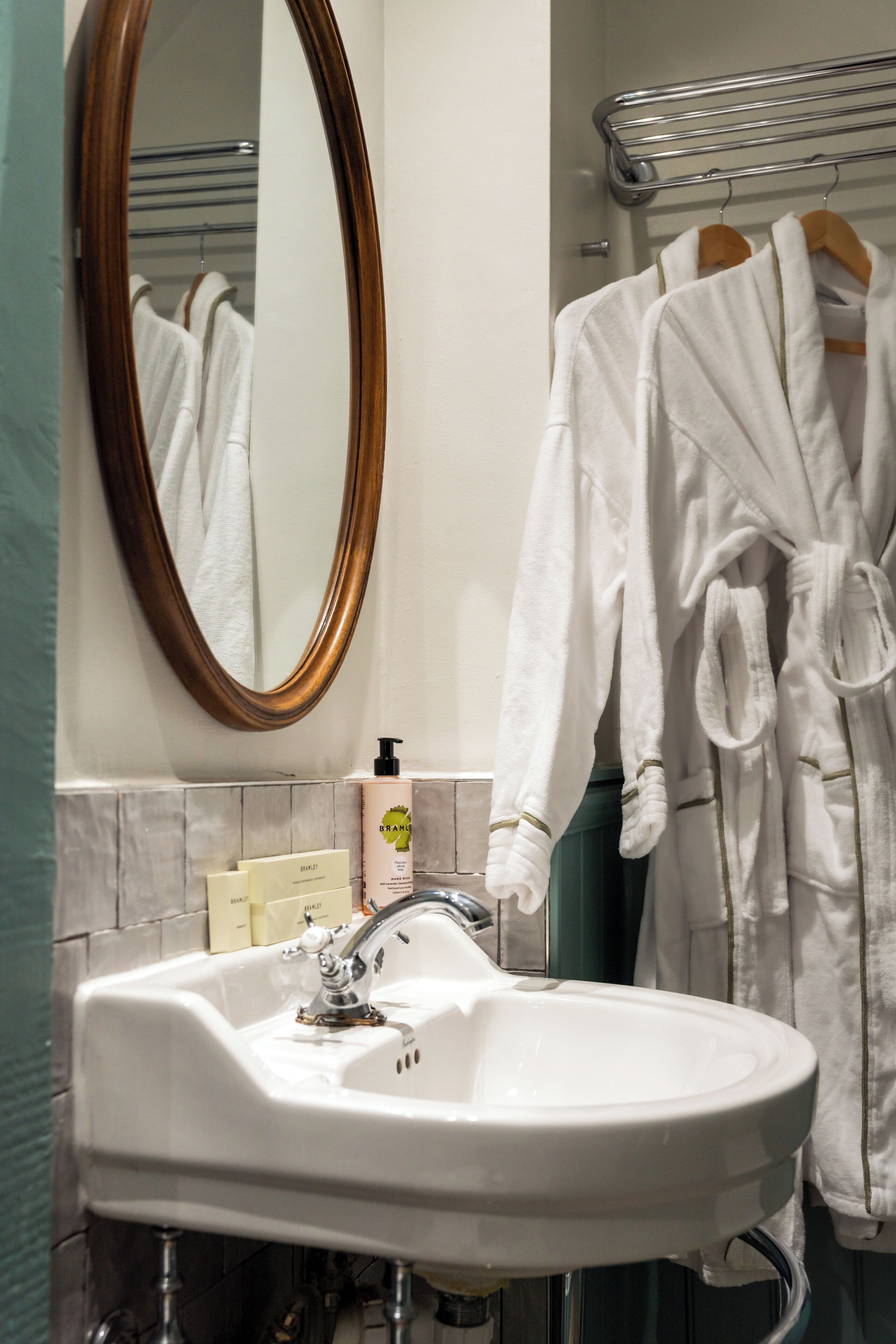 Articles de toilette (gratuits), séchoir à cheveux, serviettes fournies