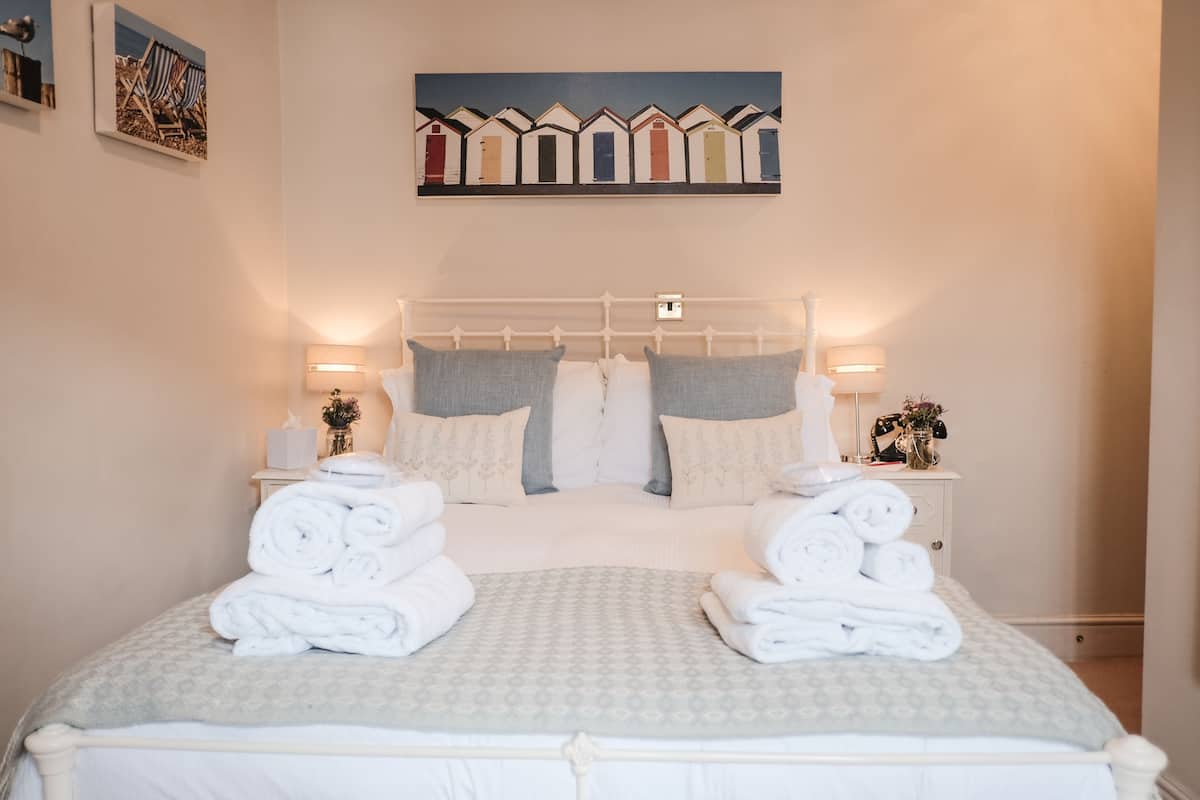 Room, 1 Double Bed | 1 bedroom, premium bedding, individually decorated, iron/ironing board