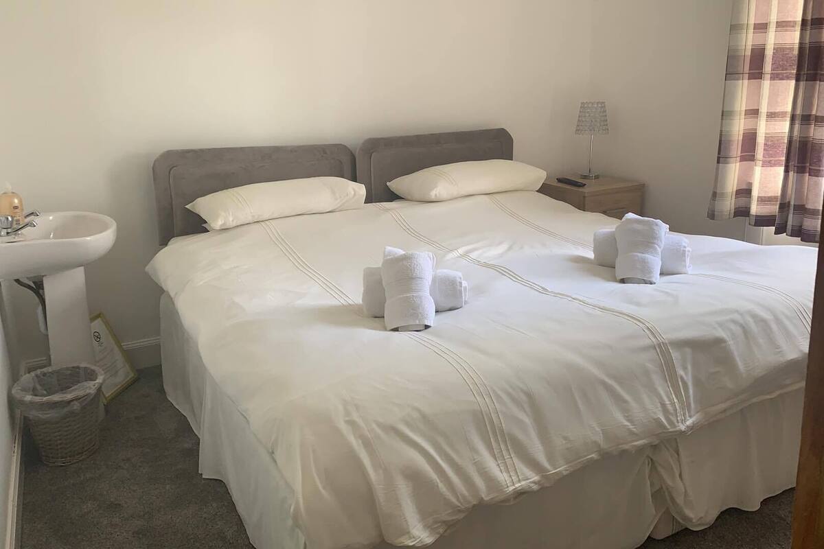 Kamar Double atau Twin | Setrika/meja setrika, Wi-Fi gratis, dan seprai linen