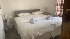 Iron/ironing board, free WiFi, bed sheets - Balyett Farmhouse B&B (Stranraer)