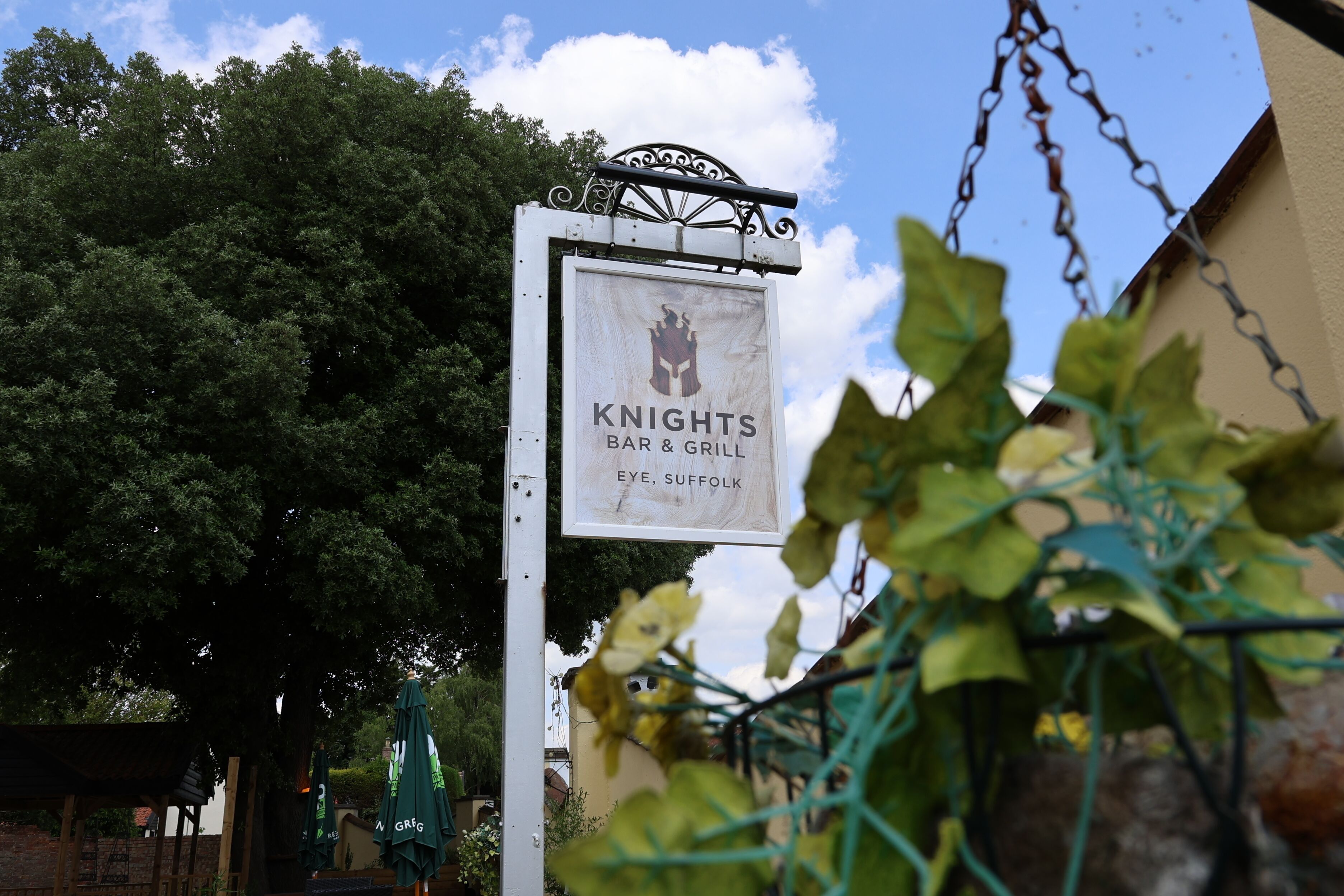 Letrero que dice 'Knights Bar & Grill' en Eye, Suffolk.