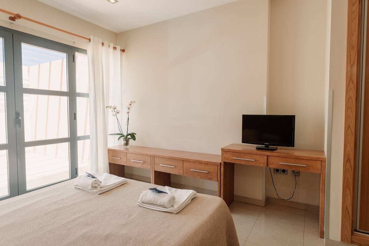 1 quarto, cofres nos quartos, escrivaninha