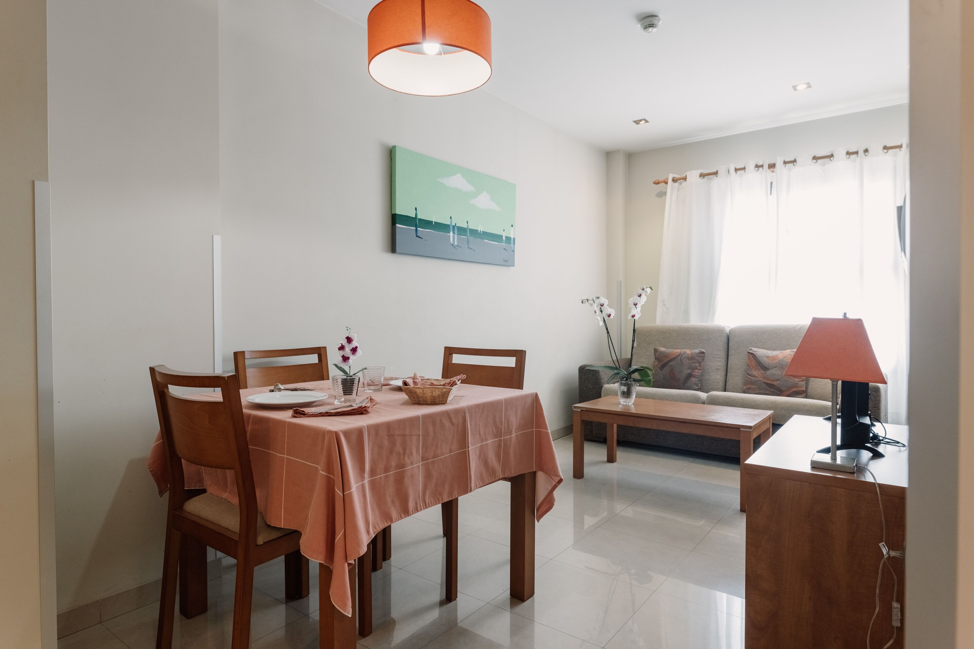 Een 32-inch televisie met kabelzenders en een printer