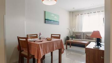 Een 32-inch televisie met kabelzenders en een printer