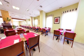 Petit déjeuner buffet servi tous les jours en supplément