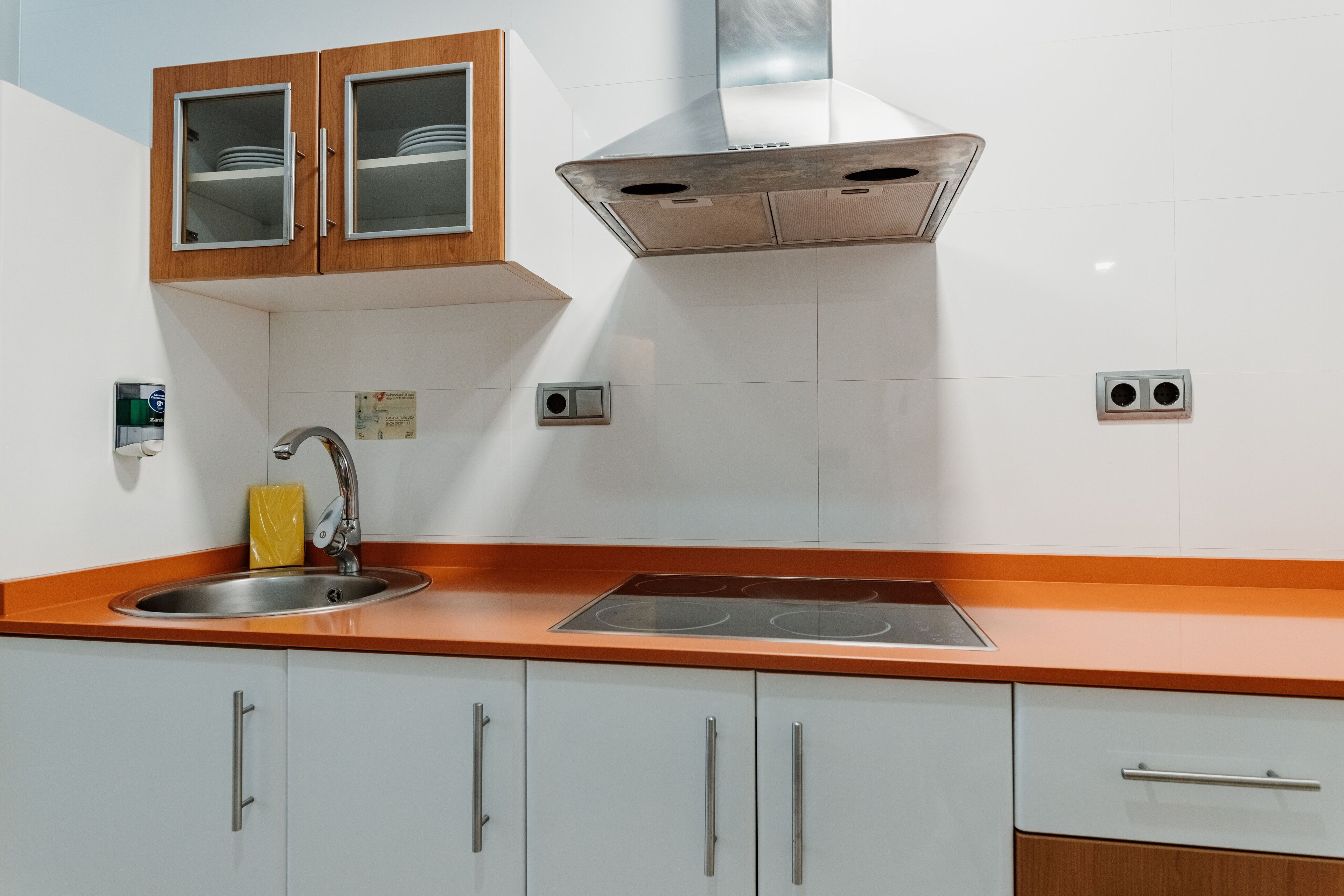 Refrigerador con freezer, microondas, placa de cocina, cafetera expreso