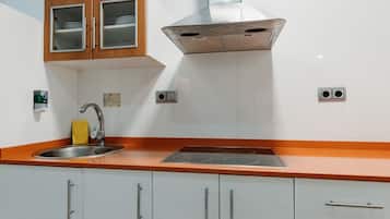 Refrigerador con freezer, microondas, placa de cocina, cafetera expreso