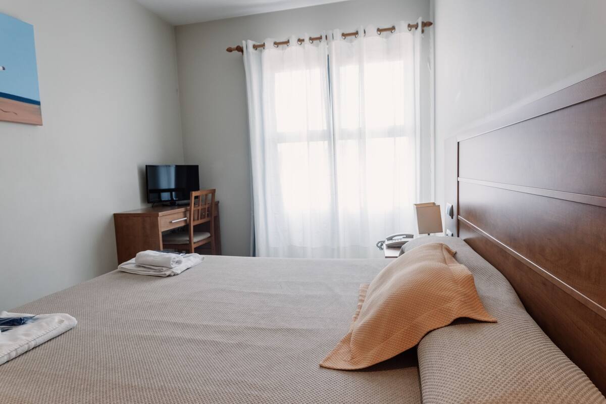 1 quarto, cofres nos quartos, escrivaninha
