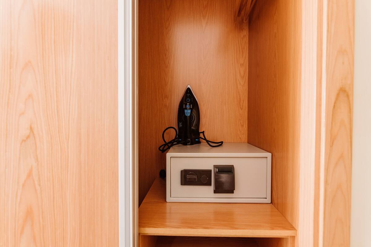 1 quarto, cofres nos quartos, escrivaninha