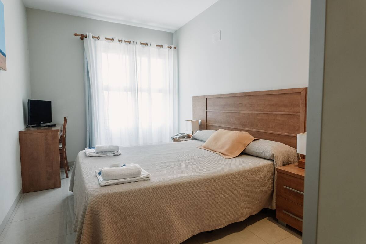 1 quarto, cofres nos quartos, escrivaninha