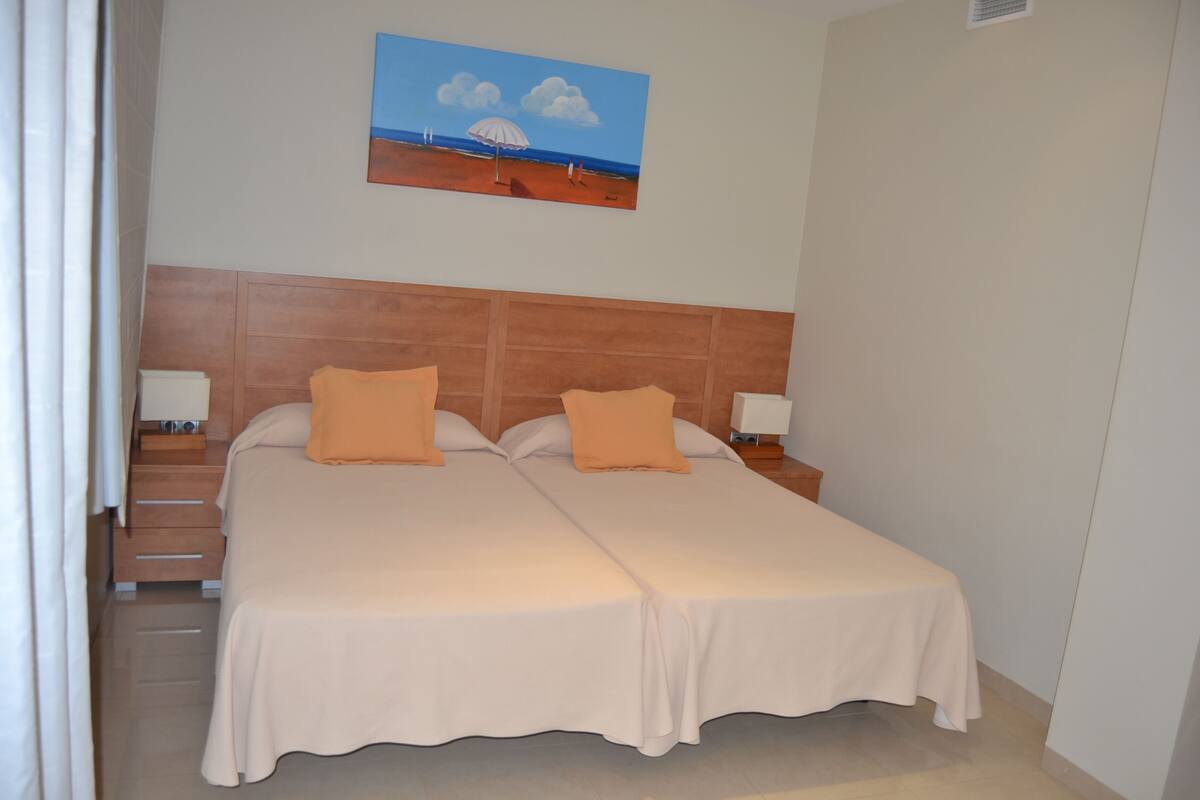 1 quarto, cofres nos quartos, escrivaninha