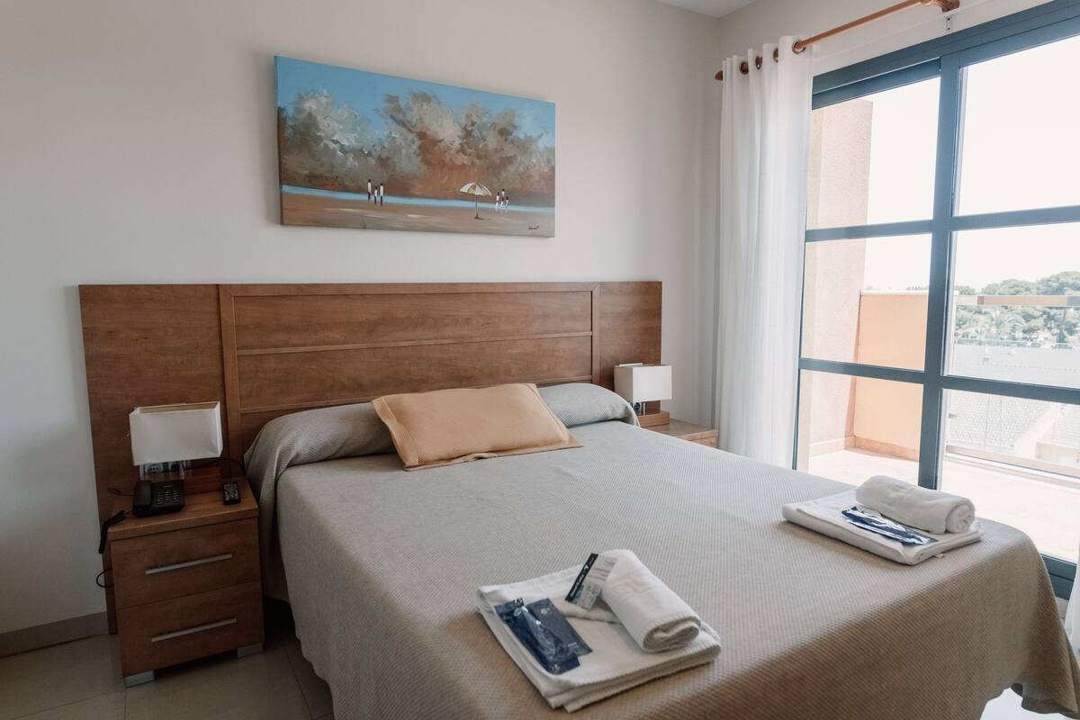 1 quarto, cofres nos quartos, escrivaninha
