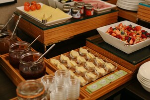 Daily cooked-to-order breakfast for a fee