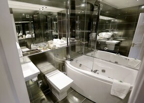 Habitación doble junior | Baño | Amenidades de baño de diseñador, secadora de cabello, batas, pantuflas 