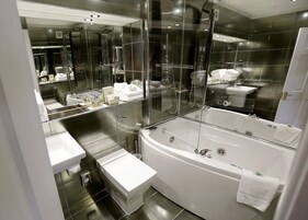 Junior Tek Büyük Yataklı Oda | Banyo | Lüks banyo/kozmetik ürünleri, saç kurutma makinesi, bornoz, terlik 