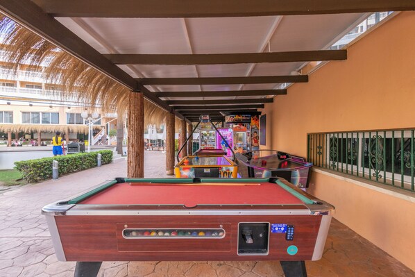 Lasten leikkialue ulkona