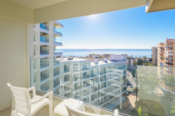 Een minibar, een bureau, een laptopwerkplek, geluiddichte muren