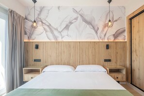 Minibar, desk, laptop workspace, soundproofing - Hotel Parasol by Dorobe (Torremolinos)