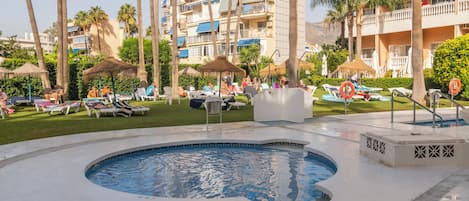 Outdoor pool, pool umbrellas, sun loungers