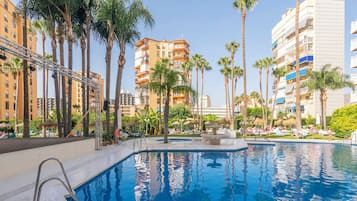 Utendørsbasseng, bassengparasoller og solsenger