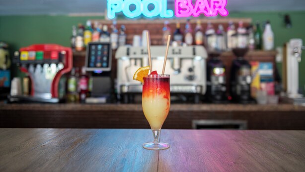 A bar with a neon sign reading "POOL BAR" and a cocktail on the counter. - Hotel Parasol by Dorobe (Torremolinos)