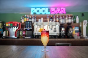 Poolside bar - Hotel Parasol by Dorobe (Torremolinos)