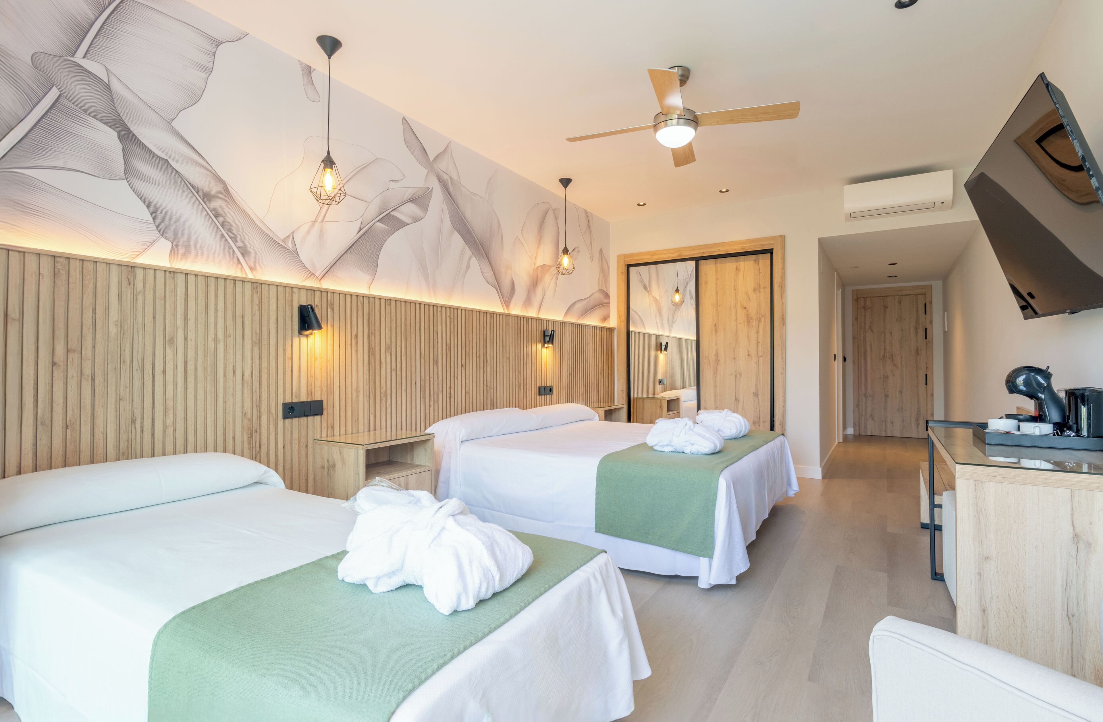 Minibaari, työpöytä, kannettavalle tietokoneelle sopiva työtila