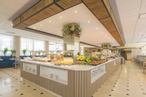 Breakfast, lunch and dinner served - Hotel Parasol by Dorobe (Torremolinos)