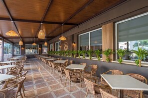 Breakfast, lunch and dinner served - Hotel Parasol by Dorobe (Torremolinos)