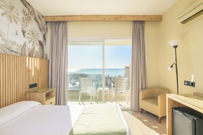 Een minibar, een bureau, een laptopwerkplek, geluiddichte muren