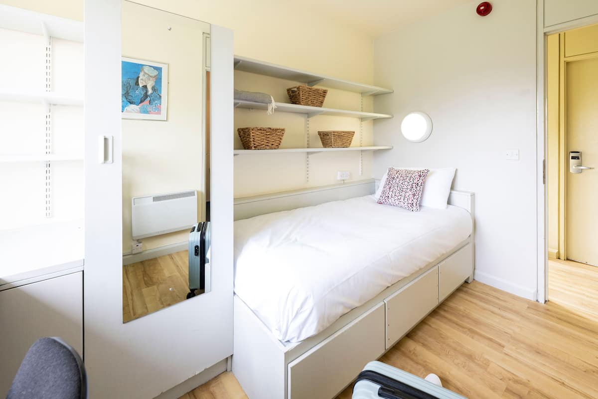 Basic Single Room, Ensuite | Desk, laptop workspace, free WiFi, bed sheets