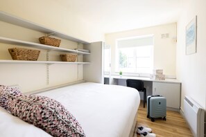 Doppia Basic, bagno in camera | Una scrivania, postazione laptop, Wi-Fi gratuito, lenzuola