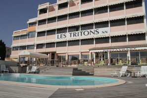 A hotel with multiple balconies and a pool area. - Les Tritons (Sète)