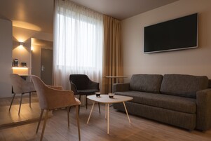 Escritorio, tabla de planchar con plancha, wifi gratis y ropa de cama 