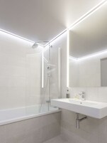Escritorio, tabla de planchar con plancha, wifi gratis y ropa de cama 