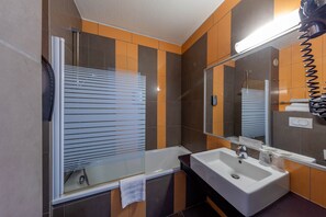 Superior Room | Bathroom - Logis Hôtel Noemys Pont de l’Etoile (Aubagne)