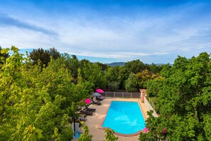 Seasonal outdoor pool, pool umbrellas, pool loungers - Logis Hôtel Noemys Pont de l’Etoile (Aubagne)