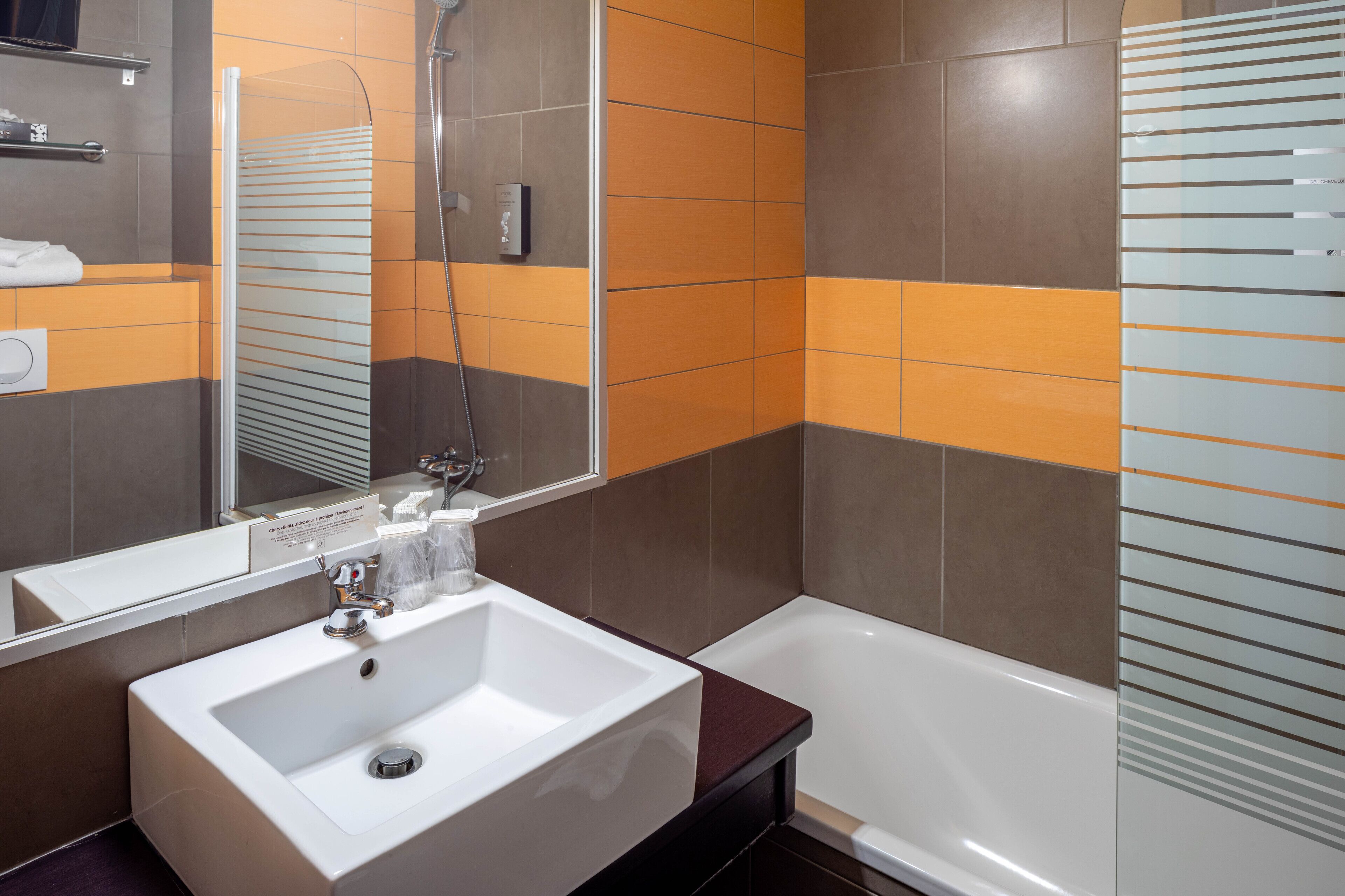 Foto - Logis Hotel Noemys pont de l'Etoile