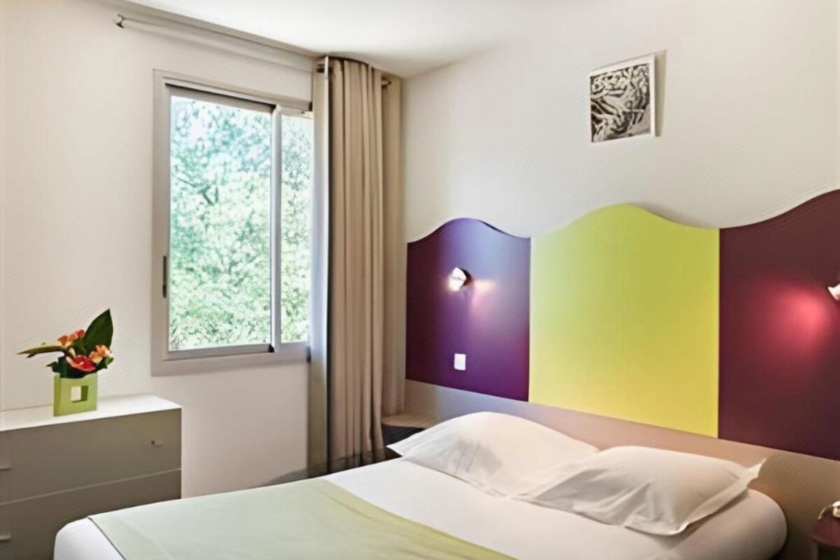 Luxe beddengoed, verduisterende gordijnen, geluiddichte muren