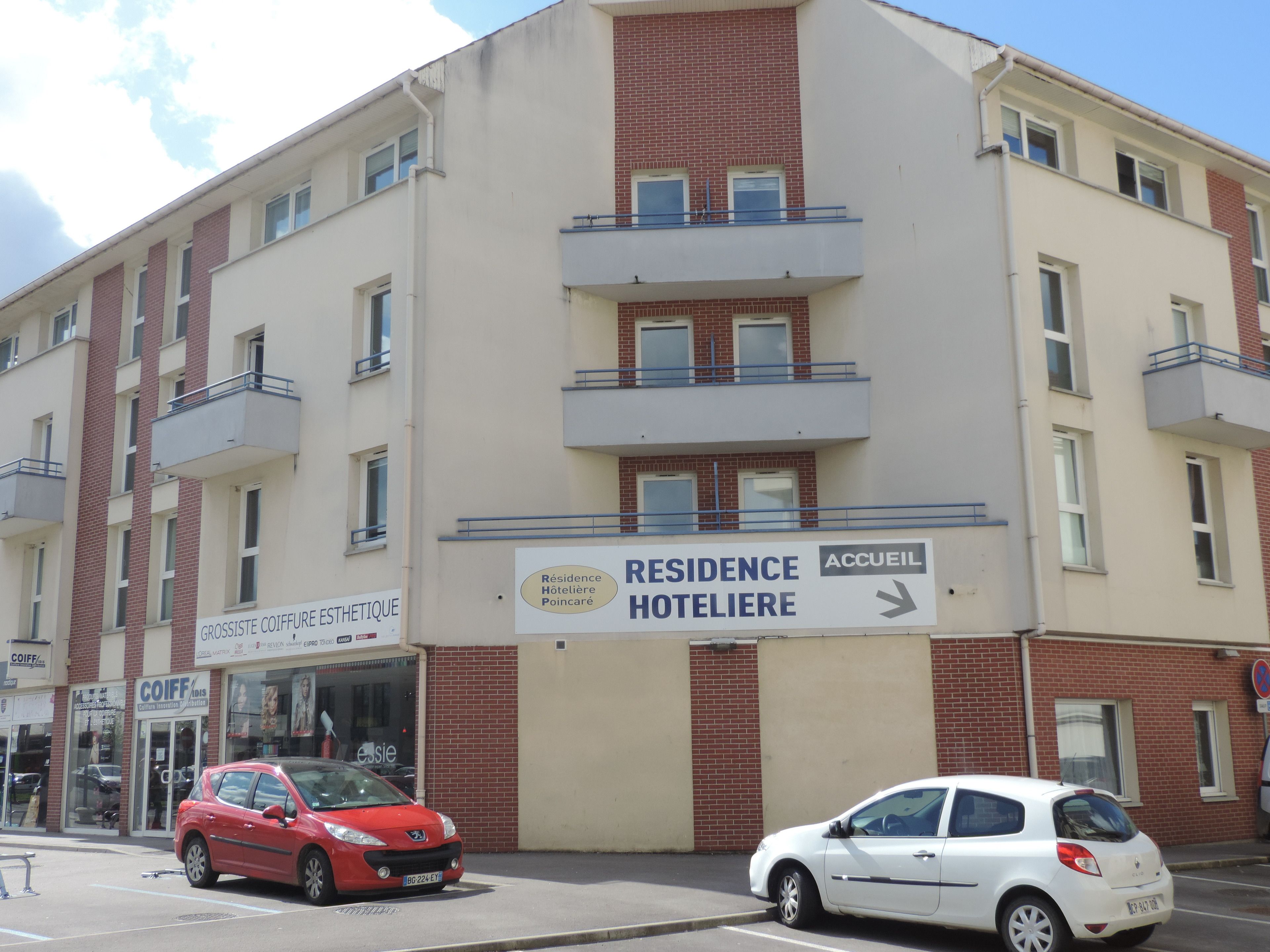 Un hotel con un letrero que indica la dirección a la recepción.